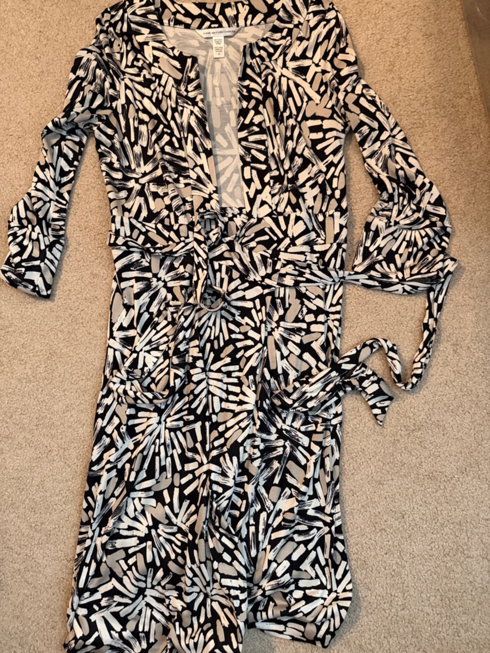 Diane Von Furstenberg Black and White Abstract Print Wrap Midi Dress Runs Small